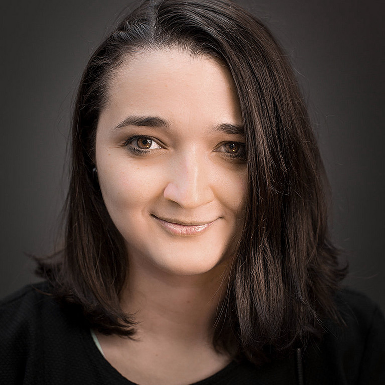 Ausstatterin Elena Köhler blickt entschlossen, aber freundlich in die Kamera. 